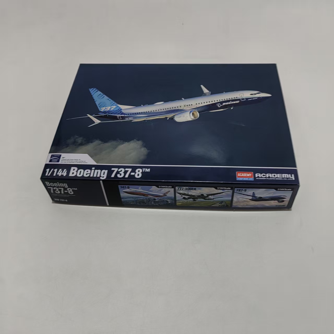 Model Kit Academy - طقم نموذج طائرة بوينج 737-8 ماكس